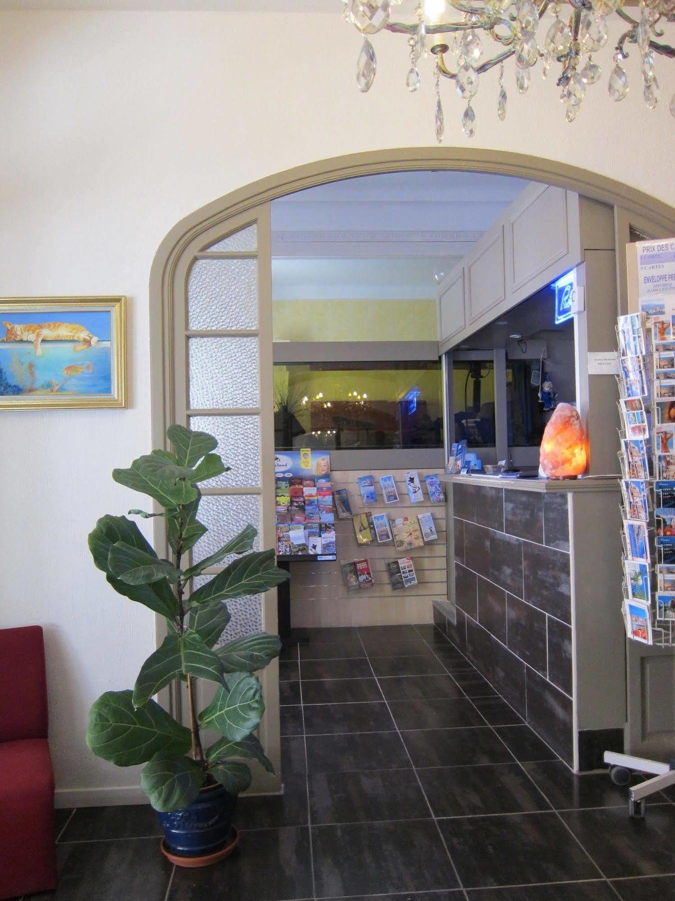 Brit Hotel Colbert Juan-les-Pins Exterior photo